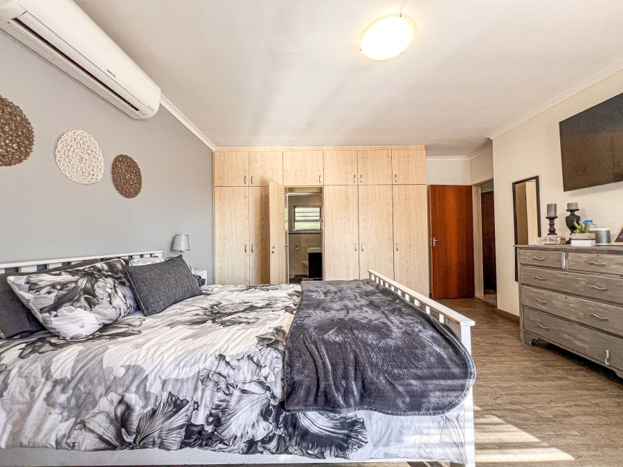 4 Bedroom Property for Sale in Middedorp Western Cape